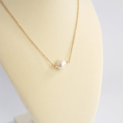 Short dainty necklace with a Pearl in gold tone