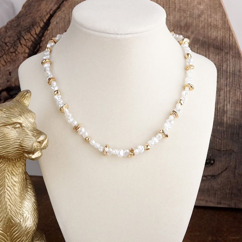 Golden Drift – Dainty Necklace with Faux Pearls and Nugget Beads