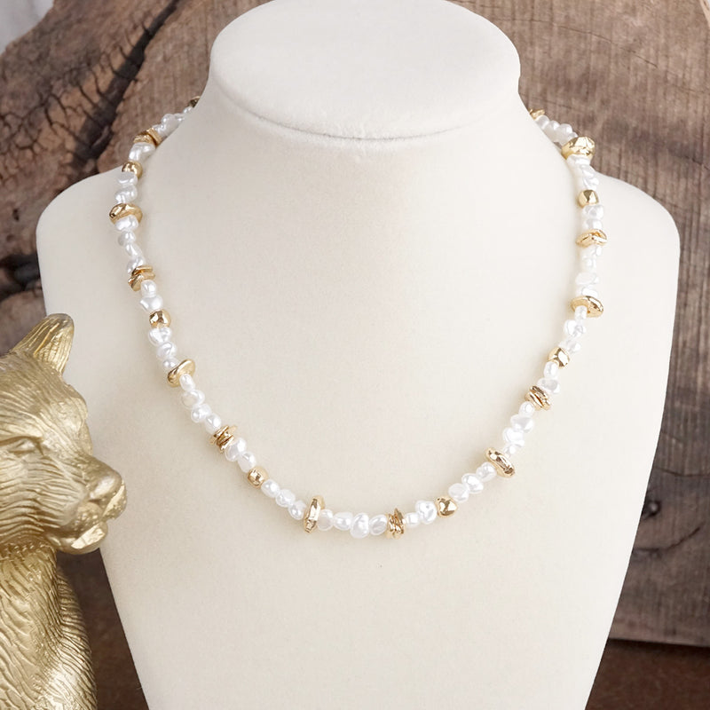 Golden Drift – Dainty Necklace with Faux Pearls and Nugget Beads