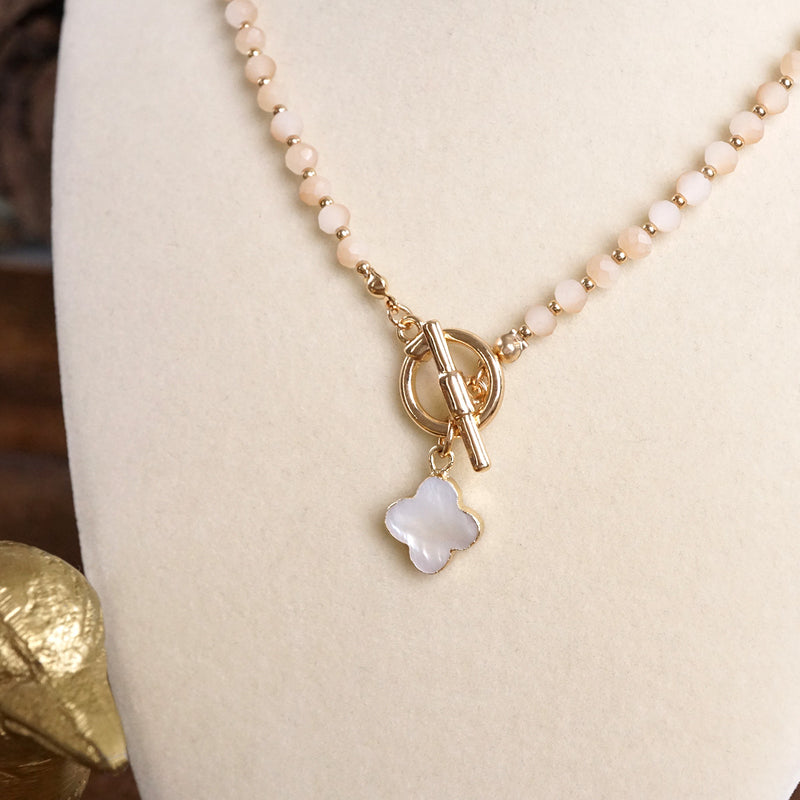 Moonlit Clover – Beaded Necklace with Mother of Pearl Pendant