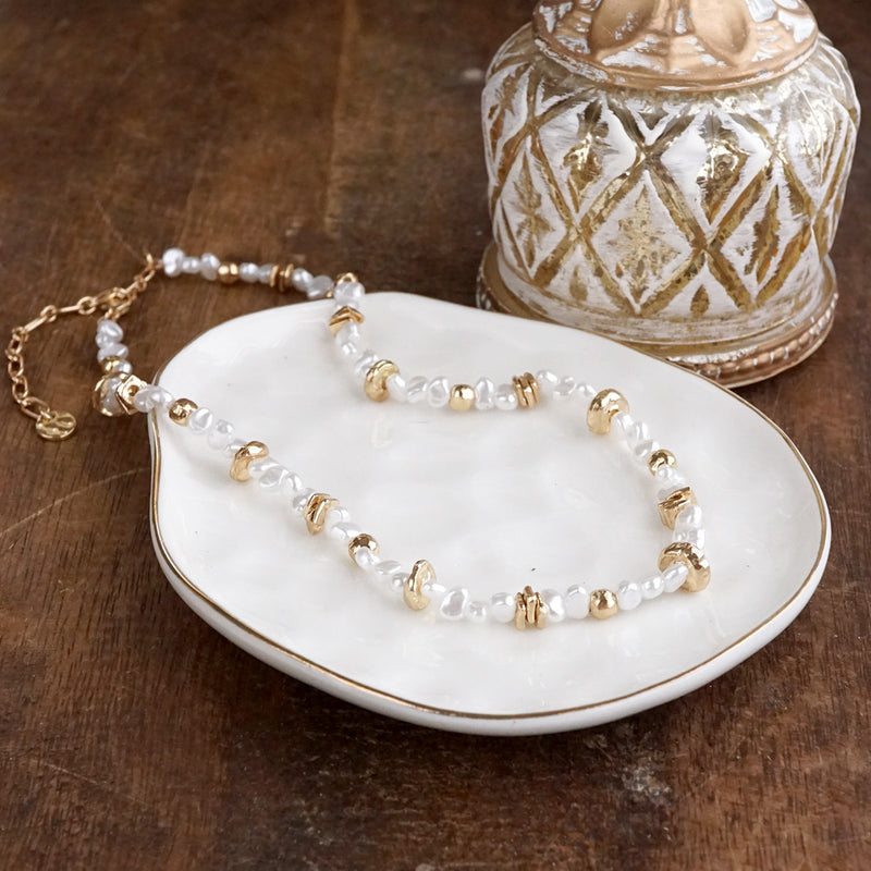 Golden Drift – Dainty Necklace with Faux Pearls and Nugget Beads