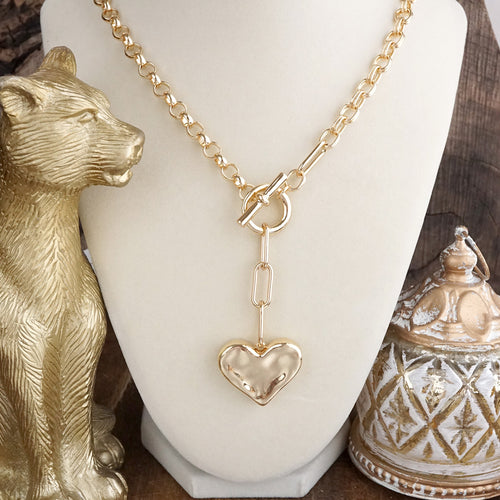 Heartline Glow – Hammered Heart Lariat Necklace in Gold