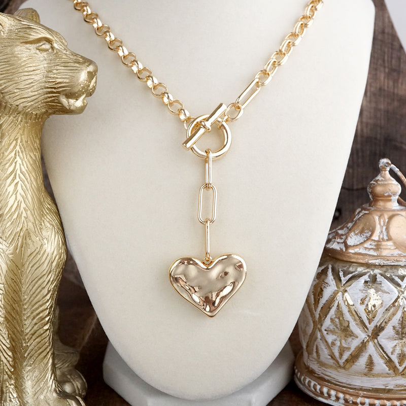 Heartline Glow – Hammered Heart Lariat Necklace in Gold